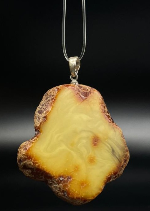 Schnitt-Anhänger, verkrustet · ca. 2×3 cm